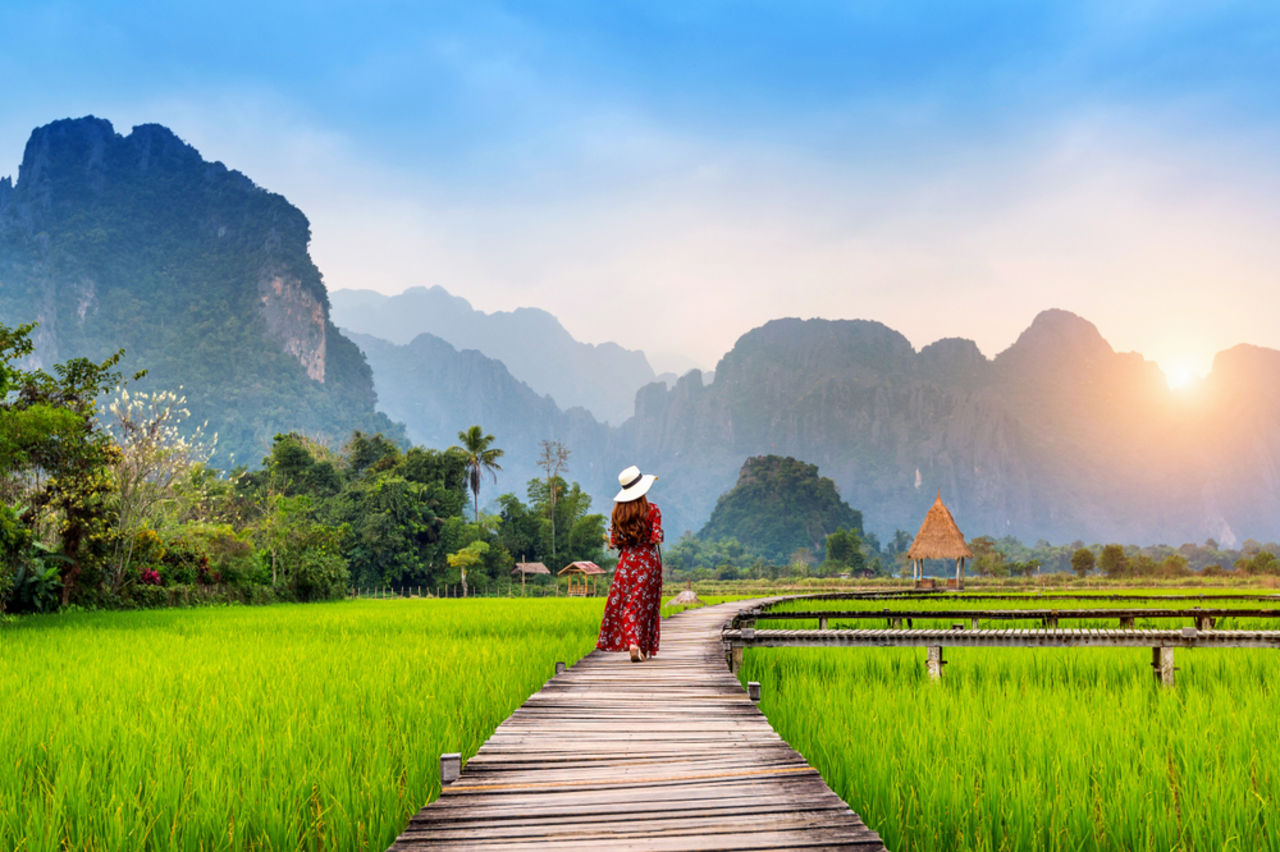 Frau in den Reisfeldern von Vang Vieng in Laos